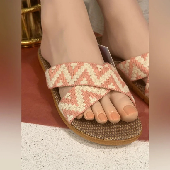 NWT-Pink and Cream Woven Aztec Slides - Picture 5 of 6